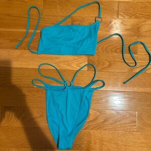 On shoulder and tie up metal detail bikini